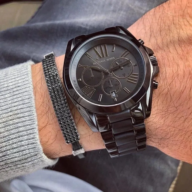 שעוני מייקל קורס לגבר: סטייל אמריקאי עם נוכחות יומיומית