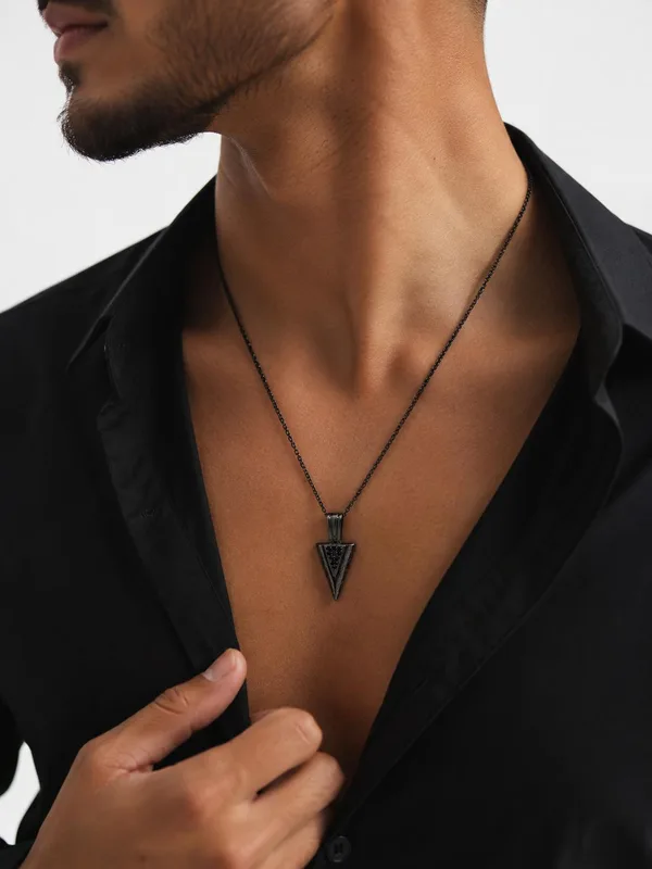 שרשרת גבר יוקרתית בעיצוב שחור עוצמתי