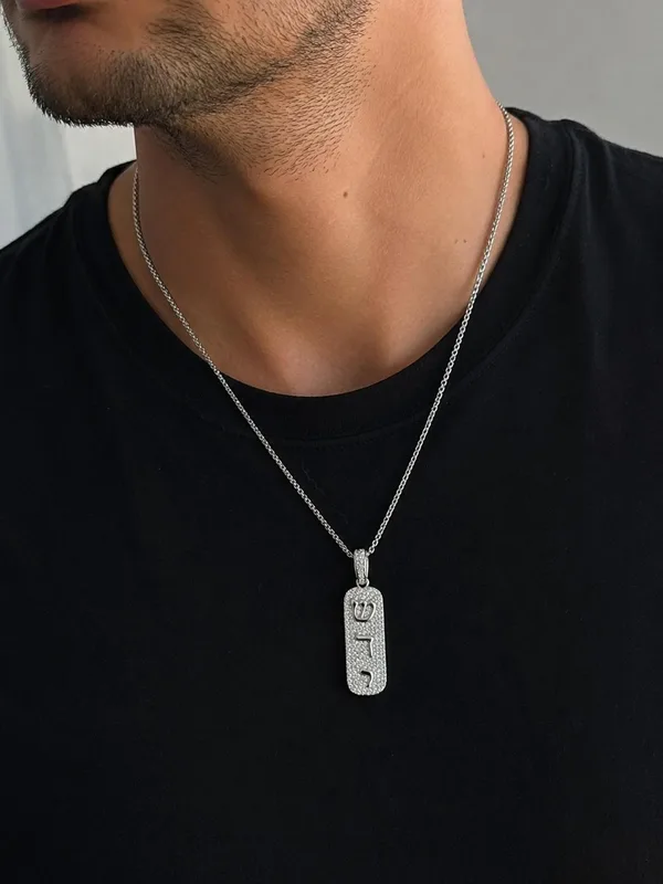 שרשרת לגבר יוקרתית בצבע כסף עם תליון משובץ אבנים